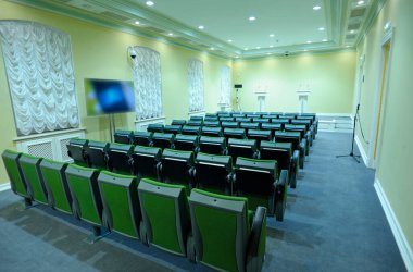 Basın brifing odasında. Koltuklar, monitörler, mikrofonları olan kürsüler sahnede. Kyiv, Ukrayna