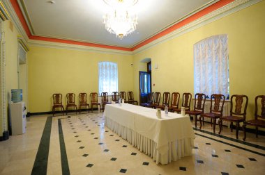 Boş toplantı odası, masa, sandalyeler. Retro tarzı, Kyiv, Ukrayna