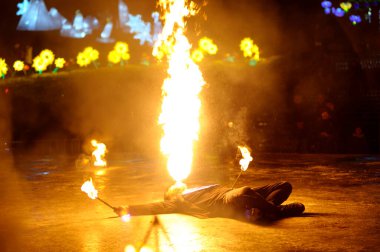 Ateş hokkabazı gece sahnede meşalelerle hokkabazlık yapıyor. Çin kültürü günleri. 24 Ocak 2020. Kyiv, Ukrayna