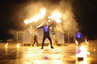 Ateş hokkabazı gece sahnede meşalelerle hokkabazlık yapıyor. Çin kültürü günleri. 24 Ocak 2020. Kyiv, Ukrayna