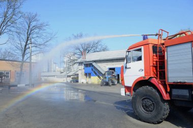 Bir itfaiye aracının su topu eğitim sırasında yüksek hızlı bir su akıntısı vuruyor. 5 Nisan 2019. Sviatoshyn İlçesi Ormanı, Kievskaya oblast, Ukrayna