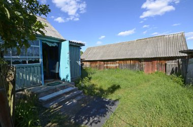 Tipik Ukrayna kırsal ev ahşap ahşap ahır bahçesi. 2021 yılı. Teterivske köyü, Kyiv oblast, Ukrayna