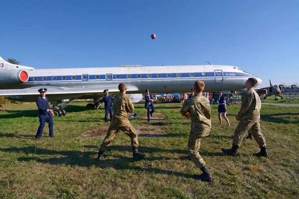 Junge Leute Soldaten Piloten Und Stewardessen Die Volleyball Spielen Landeten — Stockfoto