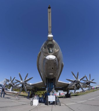Hava gösterisinin parkına park edilmiş nakliye uçakları ve hafif uçaklar. 16 Eylül 2019. Kiev, Ukrayna