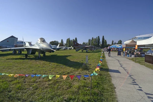 Repülőgépek Leszállópályán Emberek Sétálgatnak Repülési Múzeum 2019 Június Kijev Ukrajna — Stock Fotó