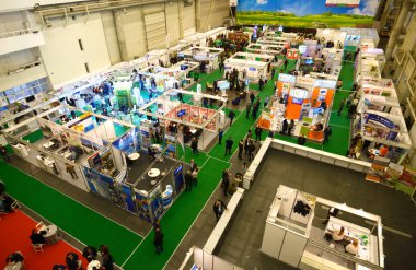 Tribünleri ve yürüyenleri olan büyük bir salon, manzaralı. Sergi AgroTrade-2019. 11 Ocak 2019 Kiev, Ukrayna