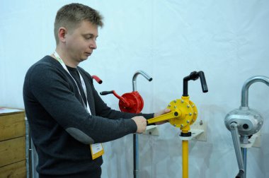 Satış müdürüne göre Rotary el pompaları hazır. Sergi AgroTrade Show-2019. 19 Şubat 2019 Kiev, Ukrayna