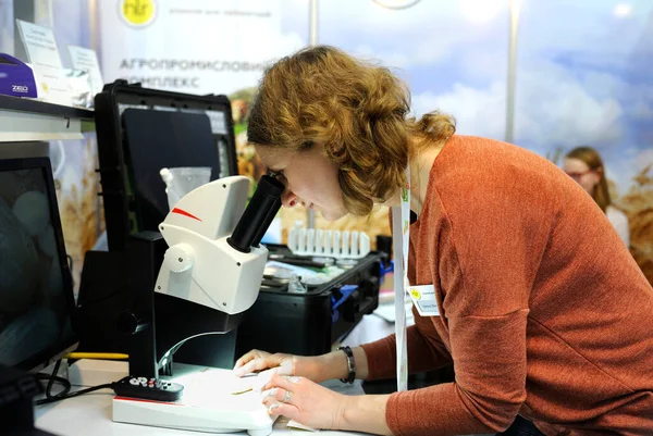 Laboratuvarda Mikroskopla Çalışan Genç Bir Kadın Teknisyen Sergi Agrotrade Show — Stok fotoğraf