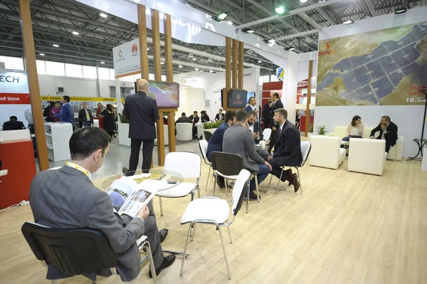 Diyalog kuruyorum. Solar Energy Trade Show 'daki bir sergide masaya oturan ve müzakere eden iş adamları. 19 Nisan 2019 Kiev, Ukrayna
