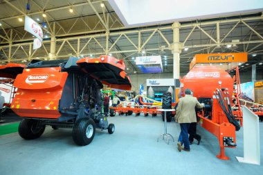 Sergi standları, tarım makineleri, etrafta dolaşan insanlar. Sergi AgroTrade Show-2019. 19 Şubat 2019. Kyiv, Ukrayna