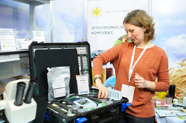 Laboratuvarda Mikroskopla Çalışan Genç Bir Kadın Teknisyen Sergi Agrotrade Show — Stok fotoğraf