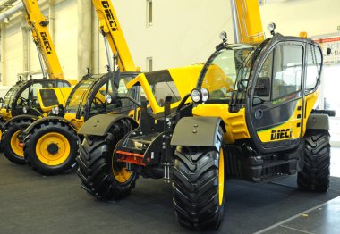 Dieci 'nin kamyonet monte edilmiş teleskopik asansörlü modern kamyonları. Sergi AgroTrade Show-2019. 19 Şubat 2019. Kyiv, Ukrayna