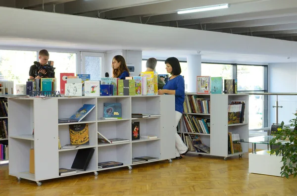 Lectoras Leyendo Libros Biblioteca Pública Enero 2020 Kiev Ucrania — Foto de Stock