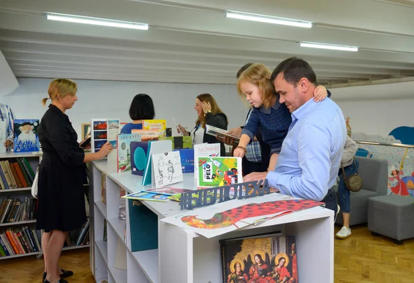 Gente Leyendo Libros Vendedora Pie Mostrador Librería Enero 2020 Kiev —  Fotos de Stock