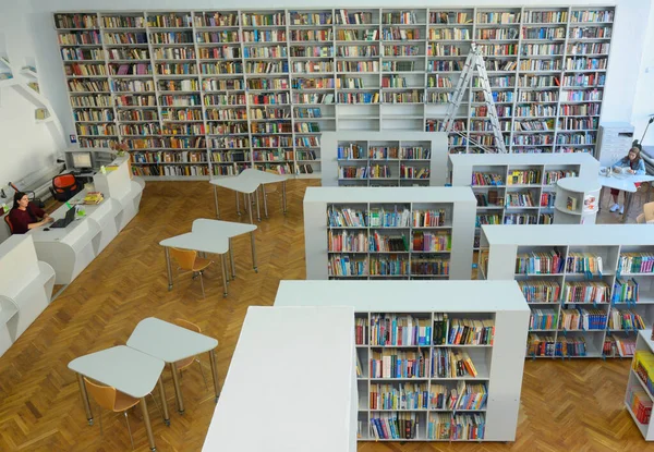 Leeszaal Van Openbare Bibliotheek Boeken Planken Bibliothecaresse Aan Het Werk — Stockfoto