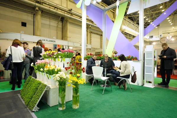 人们坐在花束间的休息区里 2019年4月17日 乌克兰花卉博览会 乌克兰基辅 — 图库照片