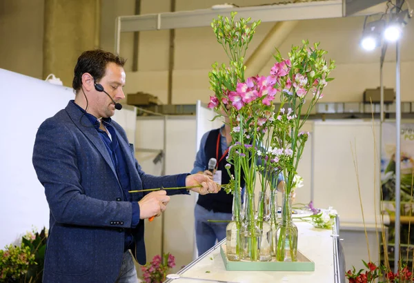 Квітниковий Магазин Флоріан Замовляє Букет Квітів Щоб Продати Його Квітня — стокове фото