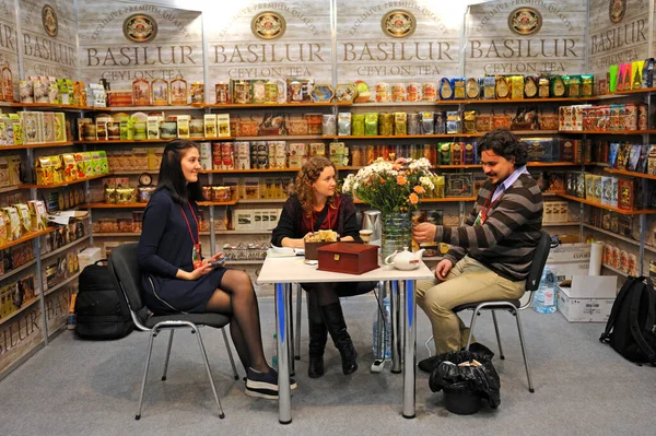 Жінка Продає Продавця Який Сидить Столом Чайній Крамниці Розмовляє Клієнтами — стокове фото