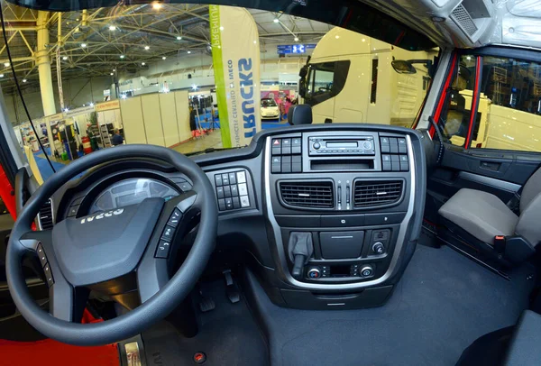 Wnętrze Nowoczesnego Samochodu Ciężarowego Iveco Fotel Koło Deska Rozdzielcza Wystawa — Zdjęcie stockowe