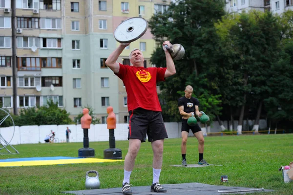 男はスタジアムに立って重みを投げつけ ジャグリングをする 体育大学を開設 2019年6月20日 ウクライナのキエフ — ストック写真