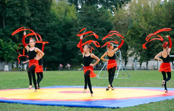 Bir Grup Küçük Kız Artistik Jimnastik Bir Stadyumda Kurdeleyle Egzersiz — Stok fotoğraf
