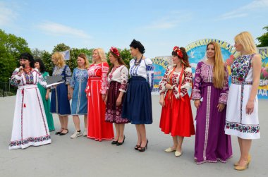 Anma Günü, belediye parkında düzenlenen toplantıda Ukrayna 'nın geleneksel nakışlı kostümlü bir grup kadın şarkı söylüyor. 8 Mayıs 2019. Kyiv, Ukrayna