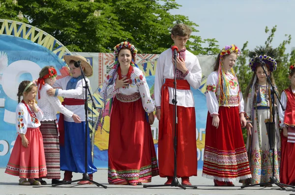 Kinderen Oekraïense Traditionele Geborduurde Kostuums Zingen Tijdens Vergadering Gewijd Aan — Stockfoto