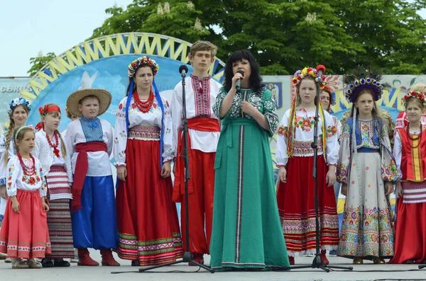 Παιδιά Στην Ουκρανία Παραδοσιακά Κεντημένα Κοστούμια Τραγουδούν Κατά Διάρκεια Συνάντησης — Φωτογραφία Αρχείου