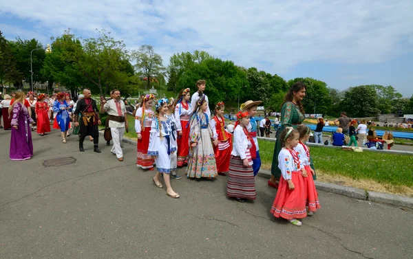 Eine Gruppe Von Kindern Und Frauen Ukrainischen Trachten Mit Traditioneller — Stockfoto