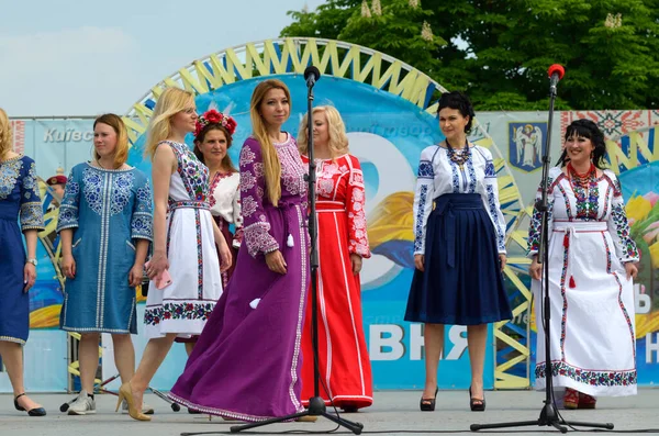 Grupo Mulheres Trajes Bordados Tradicionais Ucranianos Cantando Durante Reunião Dedicada — Fotografia de Stock