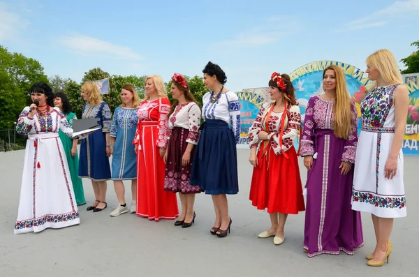 Grupo Mulheres Trajes Bordados Tradicionais Ucranianos Cantando Durante Reunião Dedicada — Fotografia de Stock