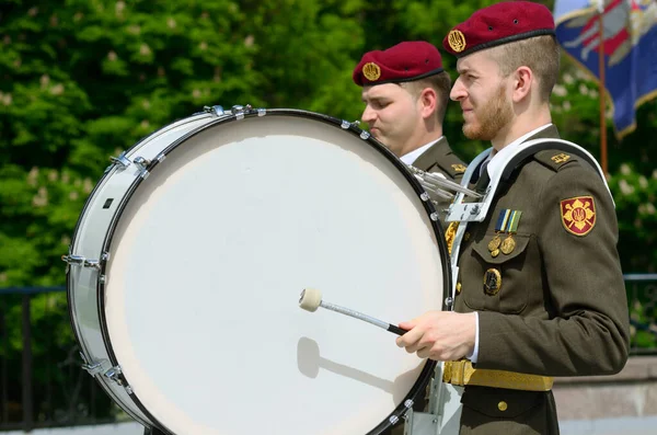 ウクライナ軍の制服を着た男は 記念日 市の公園に専念会議中にドラムを演奏 2019年5月8日 ウクライナのキエフ — ストック写真