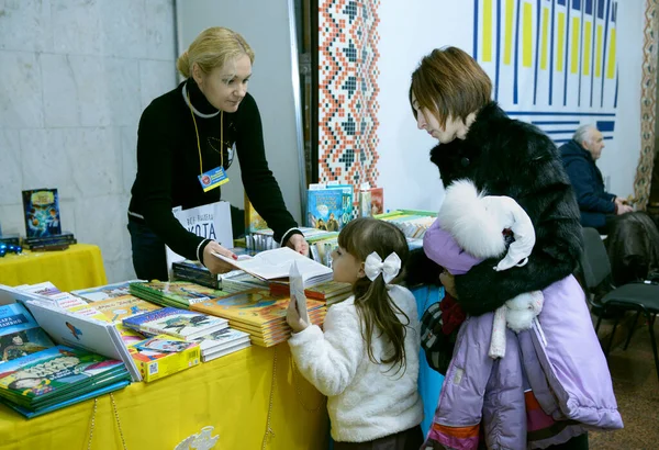 Книжковий Продавець Продає Маленьку Дівчинку Мамину Книгу Книгарню Книжковий Ярмарок — стокове фото