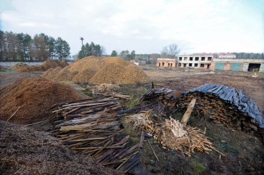 Ukrayna 'nın en büyük kazan dairesi tarafından biyoyakıt olarak kullanılan odun ve odun parçaları. Slavutich, Ukrayna.