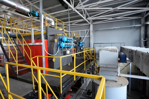 バイオ燃料チップを使用してウクライナ最大のボイラーハウスの生産ホールで働く蒸気発生器 — ストック写真