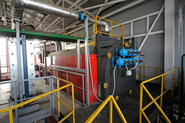 在使用生物燃料木片的乌克兰最大锅炉房生产大厅工作的蒸汽生成船 — 图库照片