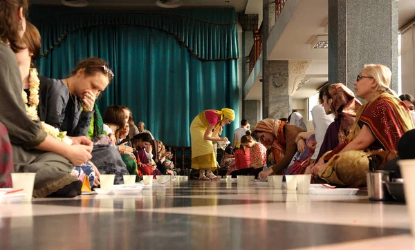 stock image Attendants give to parishioners Prasad - food that is a religious offering in Krishnaism. April 3, 2017. The Krishna temple, Kyiv, Ukraine