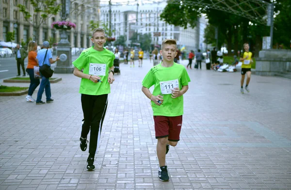 Two Teens Boys Running Street Run Amateurs Devoted Day Kyiv — Stock Photo, Image