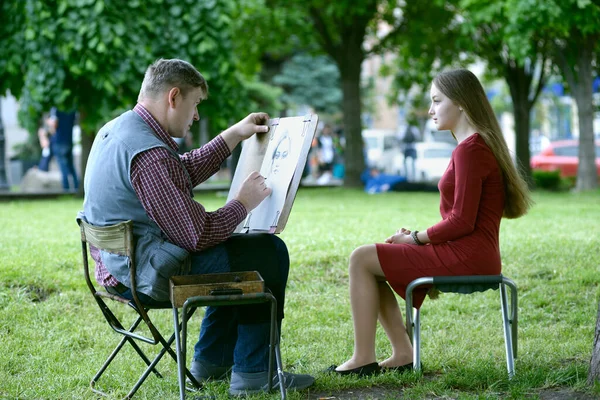 公園で絵を描く 画家の少女は彼の前に座って描画します 2019年5月20日 ウクライナのキエフ — ストック写真