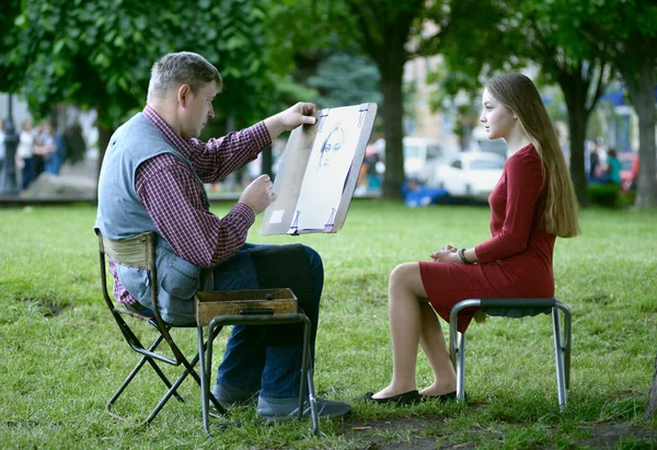 Ζωγραφίζοντας Ένα Πάρκο Ζωγράφος Ζωγραφίζει Κορίτσι Κάθεται Μπροστά Του Μαΐου — Φωτογραφία Αρχείου