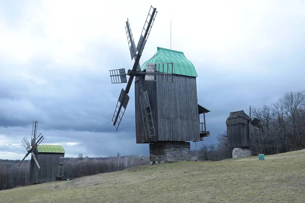 Oude Houten Windmolens Werken Het Avondlicht Pyrogove Dorp Oekraïne — Stockfoto