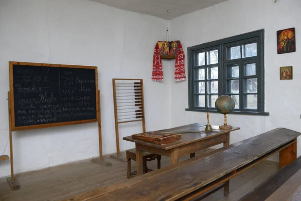 Yüzyılın Ukrayna Okulundaki Sınıf Karatahta Dünya Abaküs Okul Sıraları Olan — Stok fotoğraf