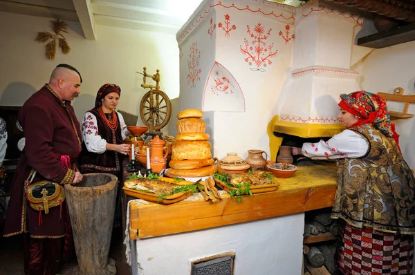 Жінка Українському Рідному Одязі Використанням Ругатого Пристрою Готує Традиційну Страву — стокове фото