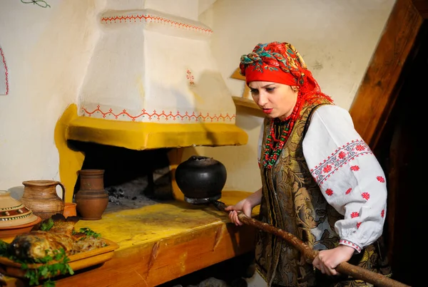Mulher Vestido Nativo Ucraniano Usando Dispositivo Rogach Para Cozinhar Prato — Fotografia de Stock