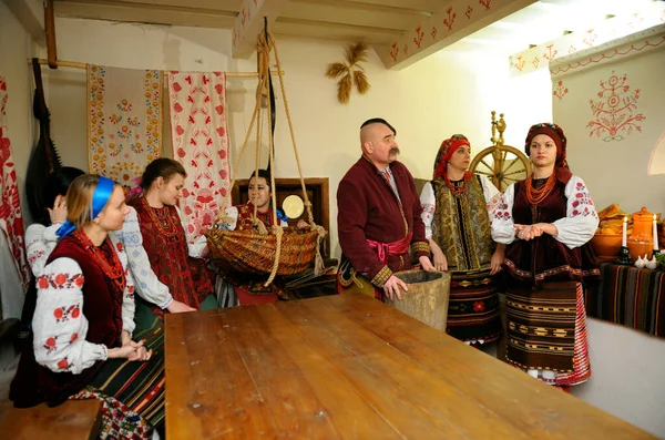 Rodzina Ukraińskich Rodzimych Kostiumach Zebrała Się Stołem Aby Przygotować Się — Zdjęcie stockowe