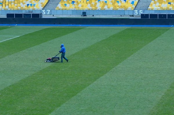 Cortacésped Trabajador Segando Césped Campo Fútbol Usando Cortacésped Kiev Ucrania — Foto de Stock
