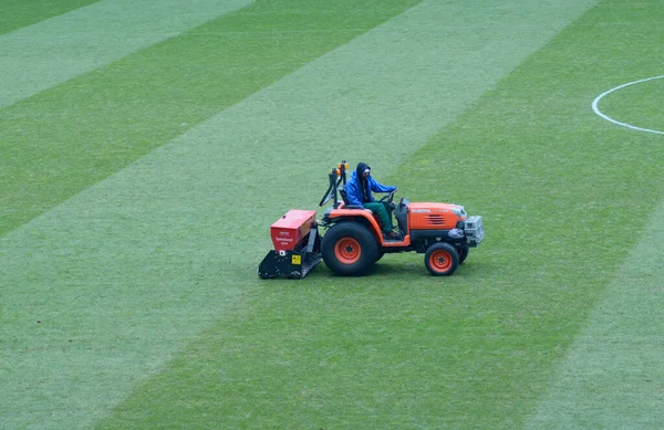 Arbeiter Mit Traktor Säubern Rasen Auf Einem Fußballplatz Des Stadions — Stockfoto