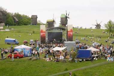 Kalabalık sahnede toplandı ve müzisyenleri dinledi, şehir parkında. Skansen Müzik Festivali. 2 Mayıs 2016. Pyrogove, Ukrayna