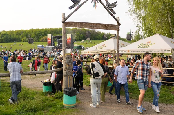 公園への入り口を通り過ぎる人々 群集と舞台が背景に置かれています スカンセン音楽祭 2016年5月2日 ウクライナのピロゴフ — ストック写真