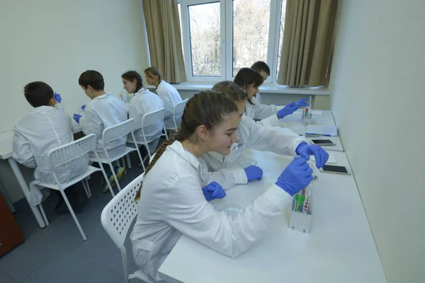 Στο Εργαστήριο Χημείας Του Σχολείου Μάθημα Χημείας Μαθητές Εργαστηριακές Ποδιές — Φωτογραφία Αρχείου